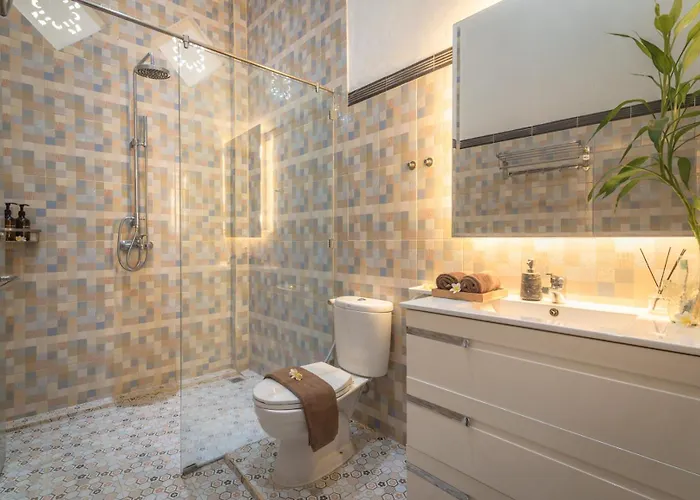 Luxury 4br With Private Pool Near *